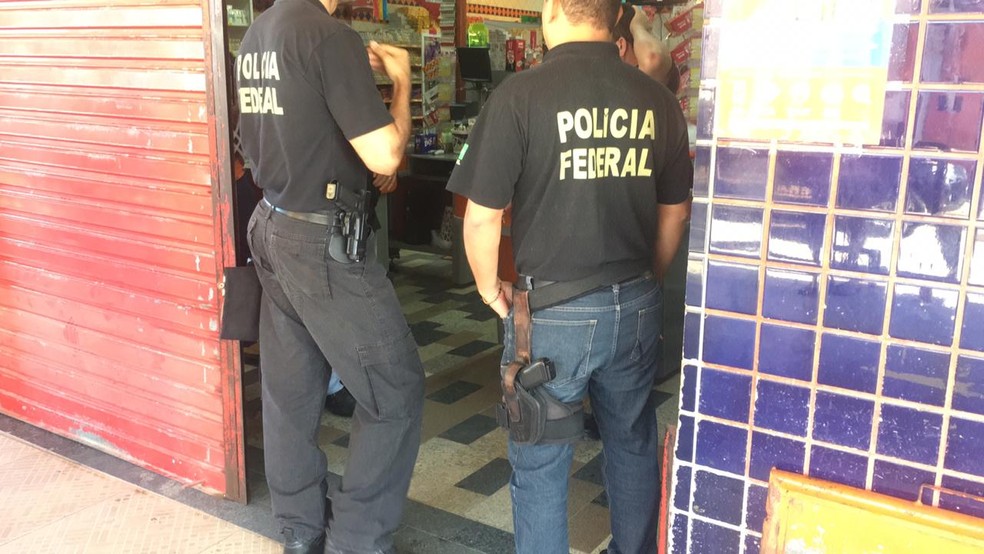 Policiais federai cumprem mandado em um supermercado no Conjunto Eustáquio Gomes, em Maceió — Foto: Ascom/PF