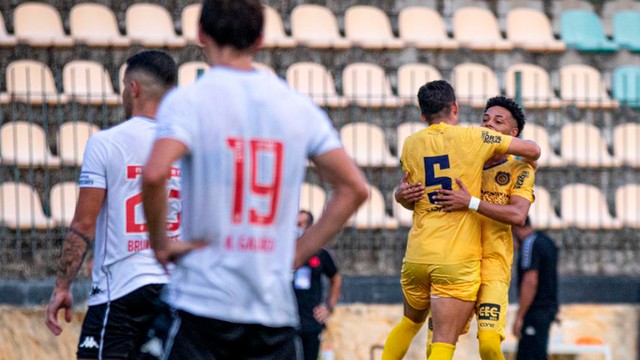 Madureira divulga foto dos jogadores comemorando empate com o Vasco