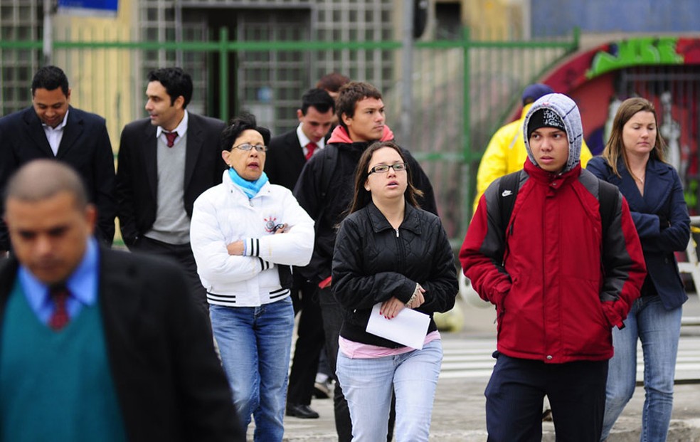 Pessoas agasalhadas — Foto: Marcelo Brandt/G1