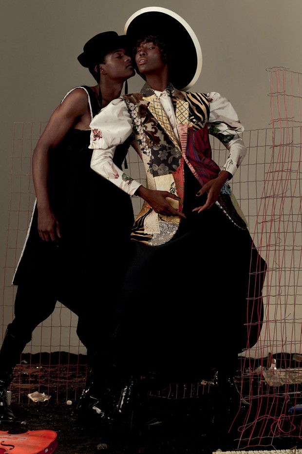 A partir da esquerda, Caio Santos usa vestido Martins (R$ 873). Chapéu Chanel, meia-calça Lupo (R$ 30) e botas Bispo dos Anjos. Colete João Pimenta, camisa PatBo (R$ 1.397) e vestido Osklen (1.297). Chapéu Gucci (R$ 5.170) (Foto: Zee Nunes)
