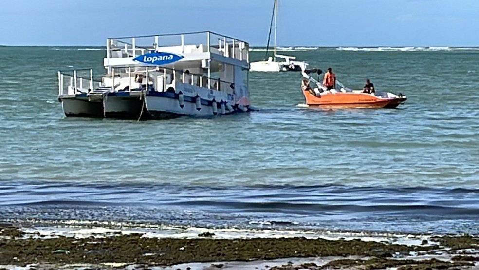 Aos poucos, embarcação foi retirada do mar — Foto: Valmir Inácio/TV Gazeta