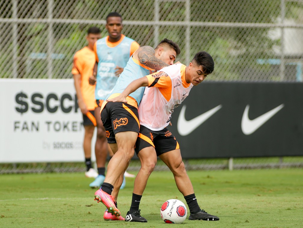 João Pedro e Roni no treino do Corinthians antes de pegar o Novorizontino — Foto: Rodrigo Coca/Ag. Corinthians