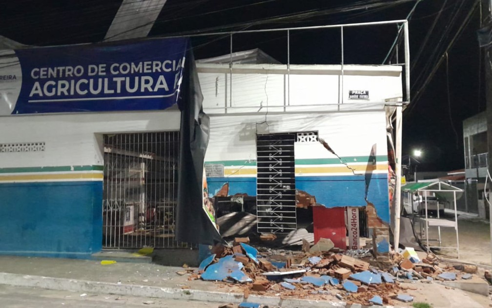 Caixa eletrônico de autoatendimento é explodido por homens armados no interior da Bahia — Foto: Reprodução/Redes Sociais