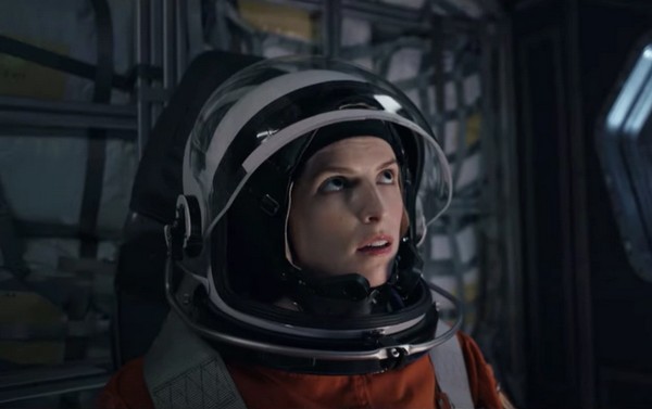 A atriz Anna Kendrick em cena de Passageiro Clandestino (2021), do cineasta brasileiro Joe Penna (Foto: Divulgação)