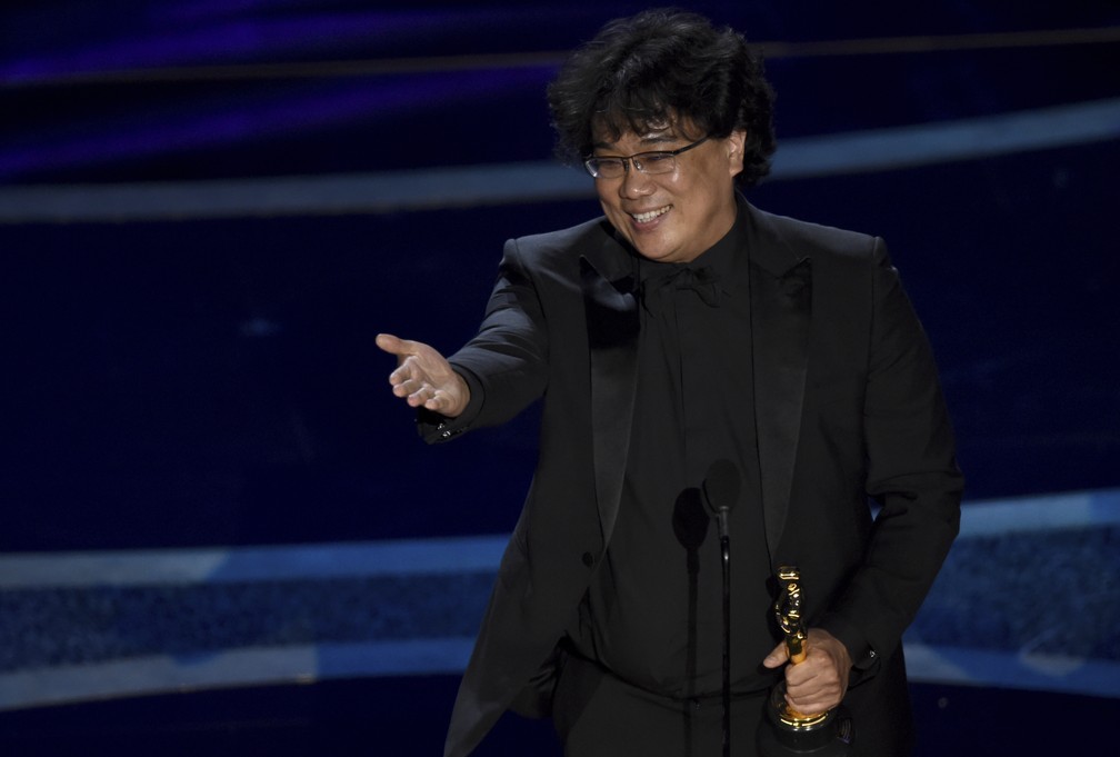 Bong Joon Ho recebe o Oscar de melhor diretor por 'Parasita' — Foto: Chris Pizzello/AP
