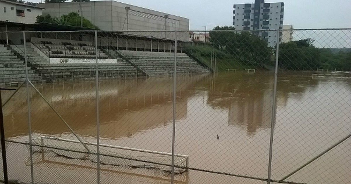 Rio Tietê sobe durante temporal e deixa estádio de futebol submerso