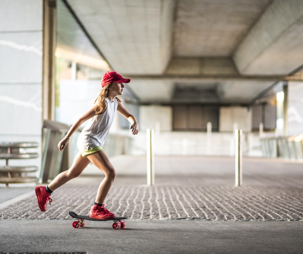 Menina andando de skate (Foto: Getty Images)