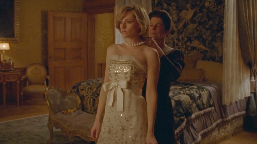 Diana (Kristen Stewart) é arrumada para um jantar com a Família Real em "Spencer" — Foto: Divulgação