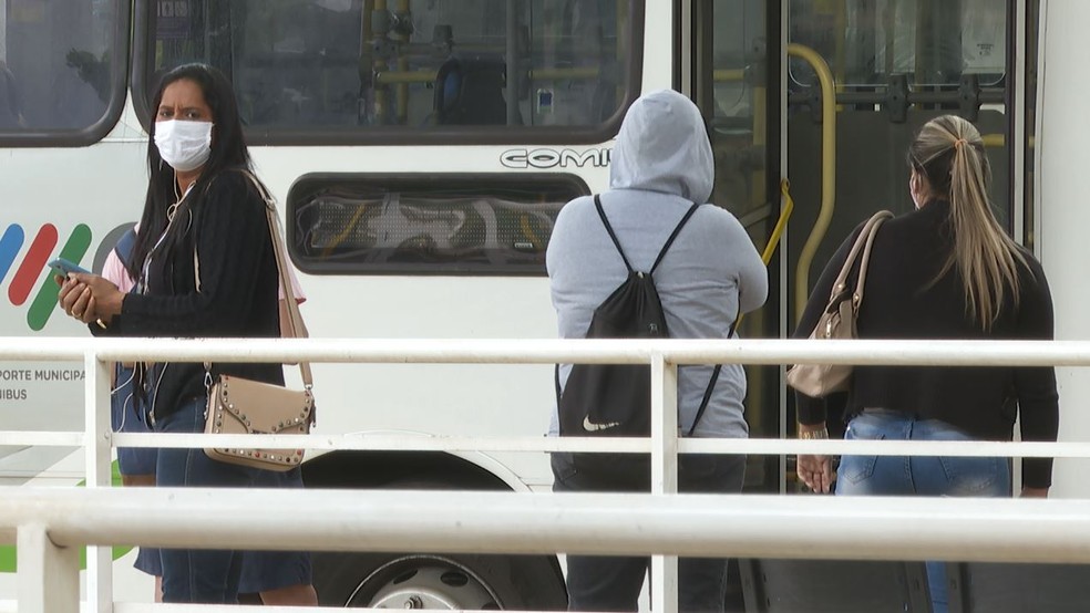 Mulher usa máscara em terminal de ônibus em Ribeirão Preto, SP — Foto: Cedoc/EPTV
