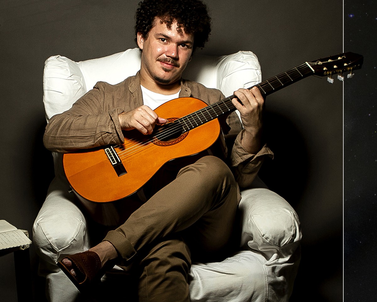 Giuliano Eriston, vencedor do 'The Voice Brasil 2021', gravita em torno