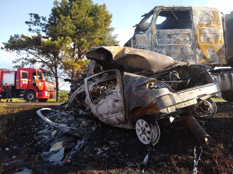 Motorista morreu carbonizado após colisão — Foto: Vinicius Coimbra/Diário da Manhã
