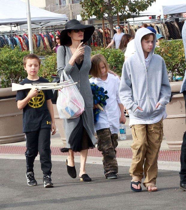 Angelina Jolie e os filhos Knox, Shiloh e Vivienne (Foto: Backgrid)