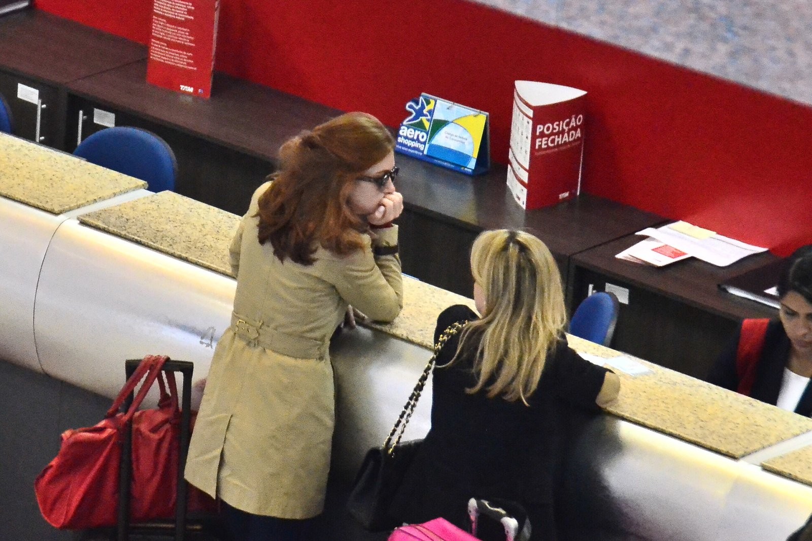 Marina e mãe fazem check-in (Foto: William Oda/ AgNews)