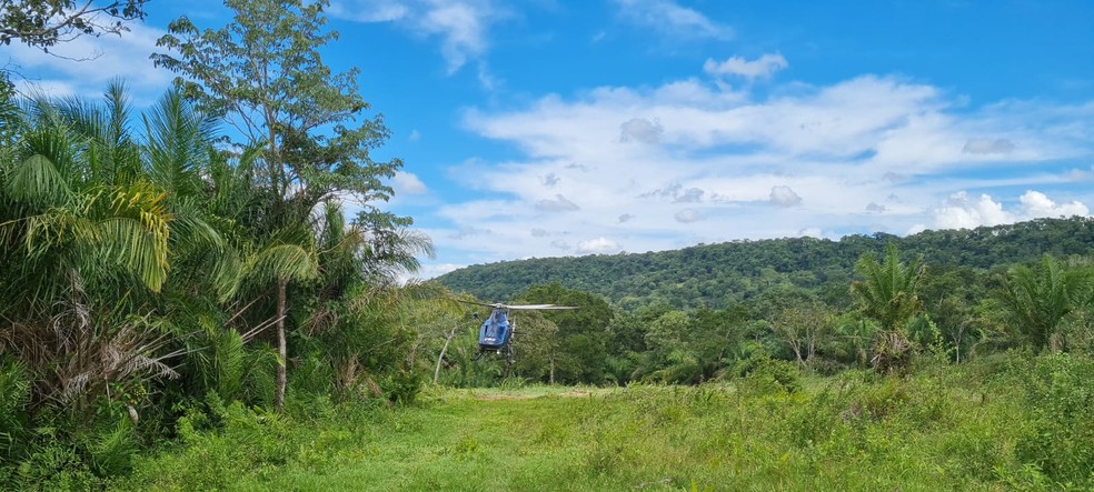 A procura conta com a ajuda do helicóptero da Polícia Rodoviária Federal  Foto: Corpo de Bombeiros/Divulgação