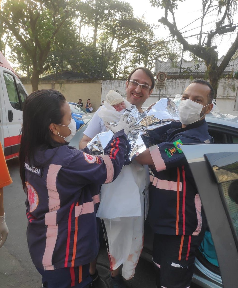 Mulher dá à luz dentro de carro e é atendida as pressas por equipe de saúde, em Santos — Foto: Divulgação/Prefeitura de Santos