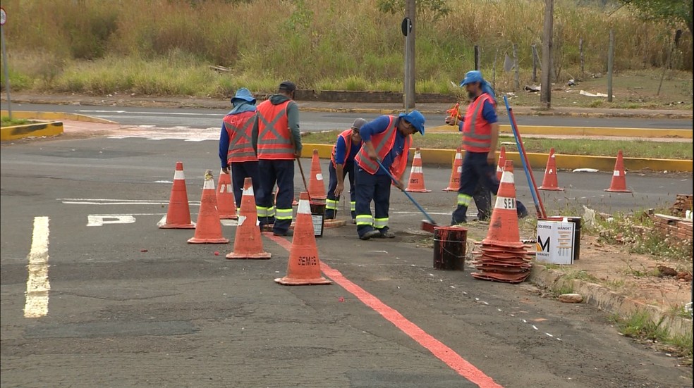 Pintura de ciclofaixa no bairro Parque Jabaquara, em Presidente Prudente (SP) — Foto: TV Fronteira