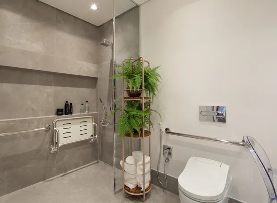 Neste banheiro adaptado à terceira idade, da construtora Laguna, o chuveiro com a barra deslizante permite que o banho seja tomado sentado