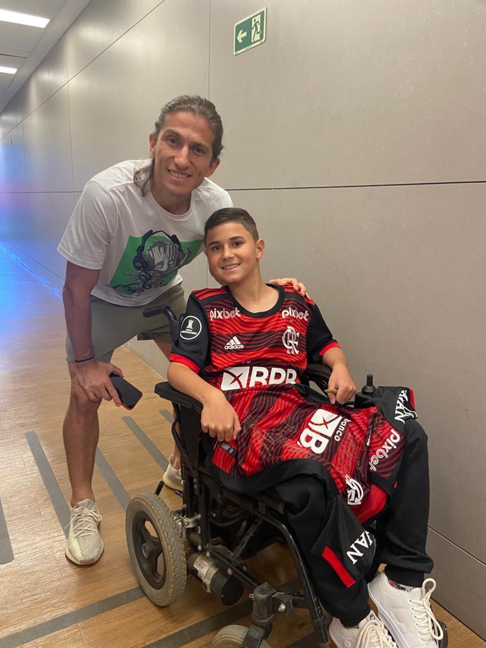 Luiz Miguel com Filipe Lu&iacute;s no CT do Flamengo &mdash; Foto: Arquivo pessoal