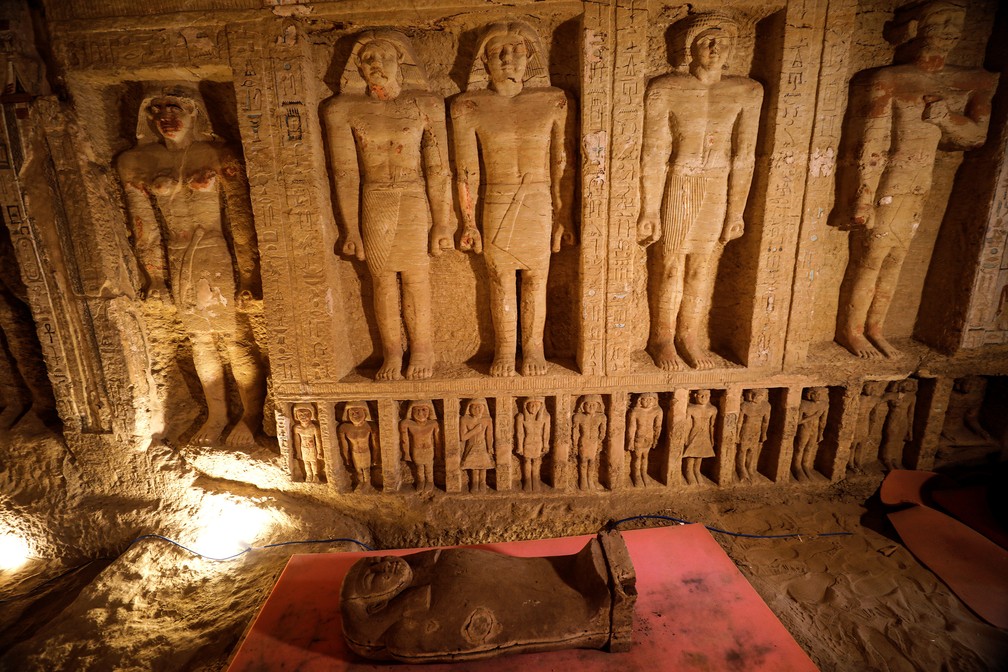 Sarcófago com cerca de 2,5 mil anos é exibido no sítio arqueológico de Saqqara, no Egito — Foto: Mohamed Abd El Ghany/Reuters
