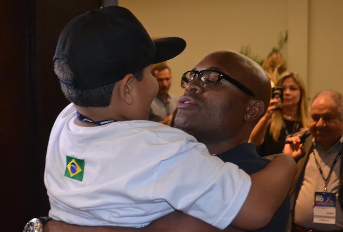 Anderson Silva emociona criança (Foto: Raphael Marinho) Anderson Silva emociona criança (Foto: Raphael Marinho)