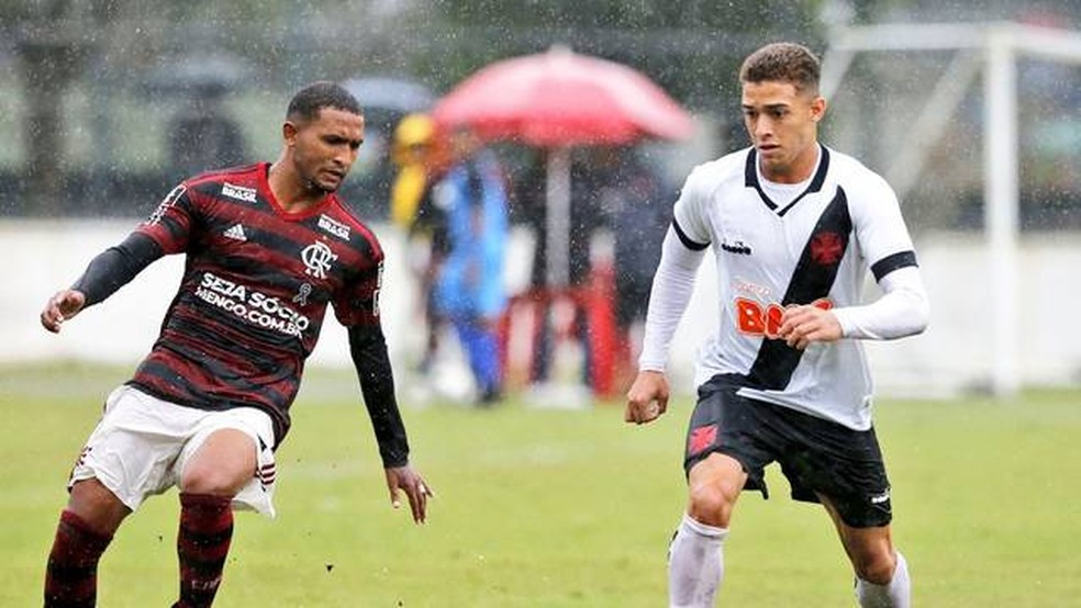 Matheus Alves, do Flamengo, e Figueiredo, do Vasco, na primeira partida da final do OPG — Foto: Ursula Nery/Ferj