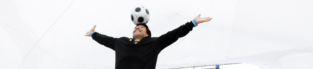 Diego Maradona equilibra uma bola na cabeça durante sessão fotográfica para 'Maradona por Kusturica', do diretor sérvio Emir Kusturica, no 61º Festival de Cinema de Cannes, em maio de 2008 — Foto: Eric Gaill/Reuters/Arquivo