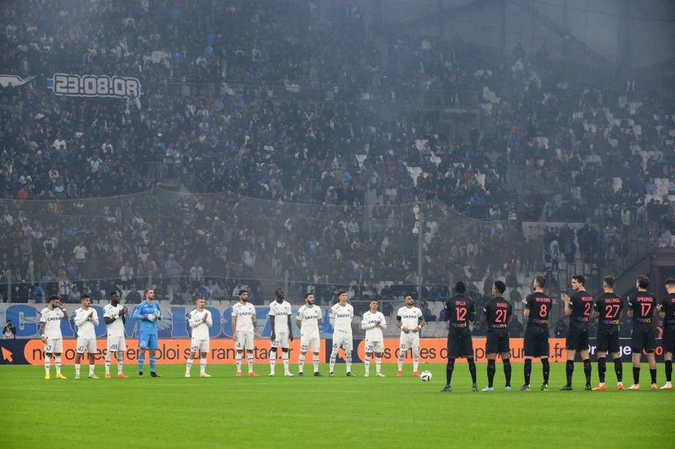 Jogadores de Olympique de Marselha e Toulouse respeitam um minuto de silêncio em homenagem ao Rei Pelé — Foto: AFP