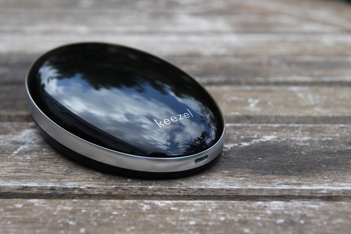 Gadget oferece conexão segura em qualquer lugar e pode carregar smartphones (Foto: Reprodução/Keezer)