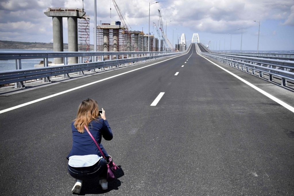 Em 2018, a construção de 19 quilômetros, que atravessa o estreito de Kerch, chegou a ser chamada de "ponte de Putin". — Foto:  Alexander NEMENOV| AFP.