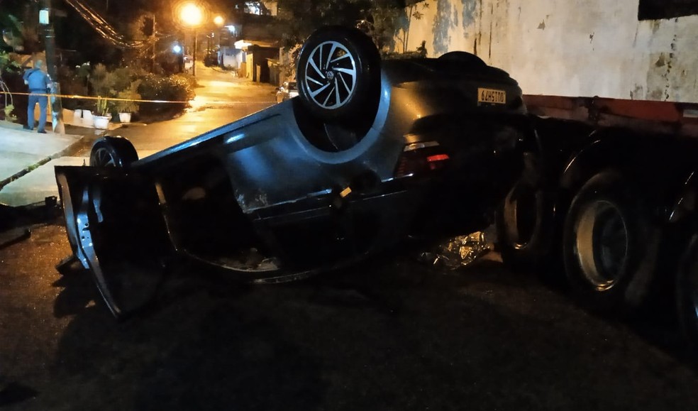 Luigi, mesmo inconsciente, continuou na direção do veículo e o capotou em seguida — Foto: Reprodução/Jornal O Itapema