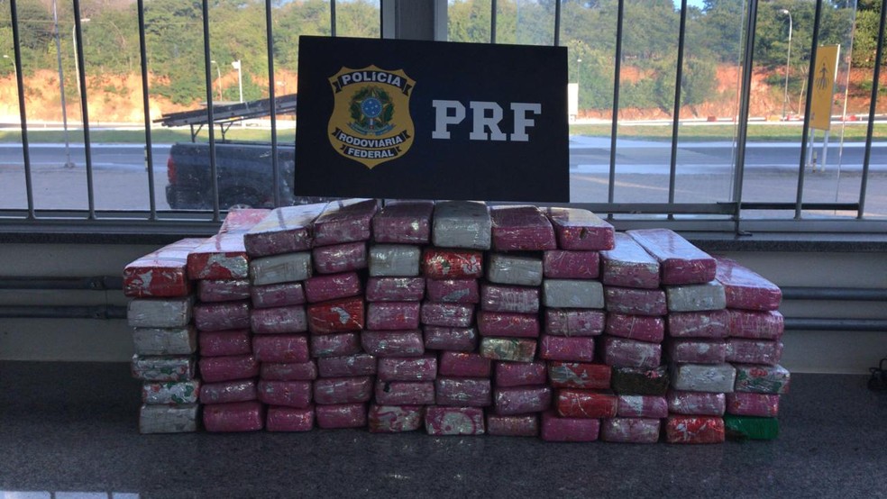 Policiais apreenderam 65 quilos de maconha no total — Foto: Polícia Rodoviária Federal / Divulgação