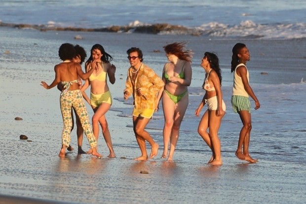 Harry Styles grava clipe cercado de mulheres em Malibu (Foto: Backgrid)