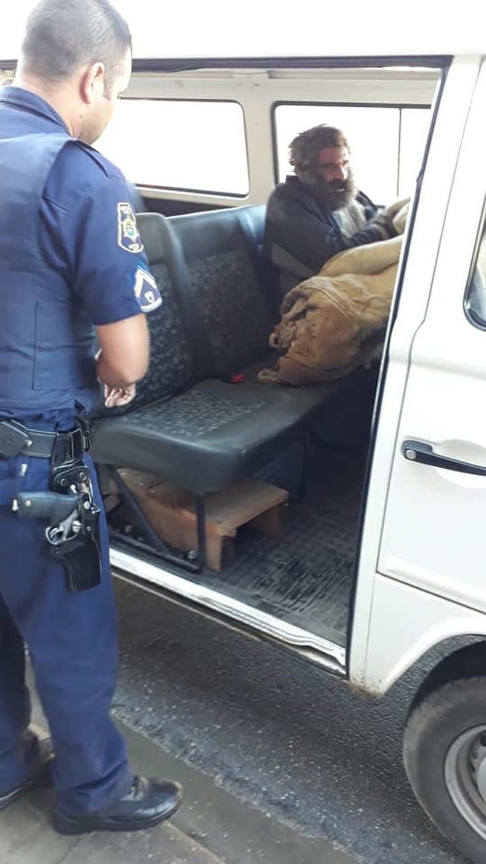 Morador de rua estava nas proximidades do bairro Alto da Tenda quando recebeu a notícia de que teria um 'dia de beleza' — Foto: Divulgação/Guarda Municipal de Apiaí