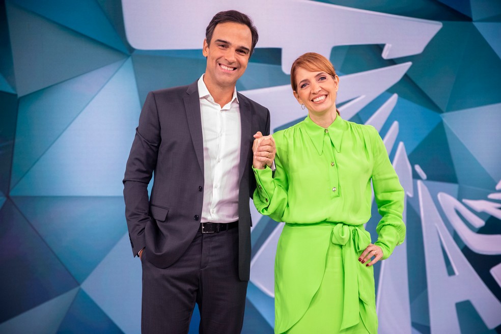 Tadeu Schmidt e Poliana Abrita no Fant�stico � Foto: Globo/Jo�o Cotta