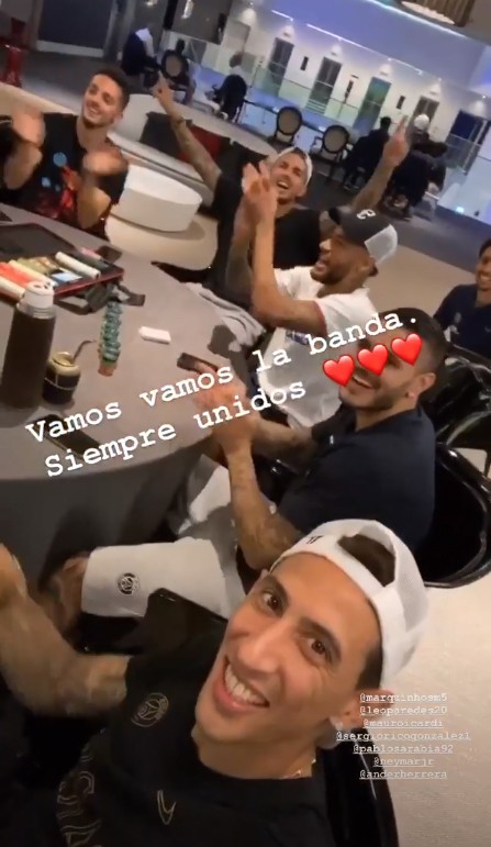 Neymar (de branco) aparece em vídeo cantando Hawái, música de Maluma (Foto: Reprodução / Instagram)