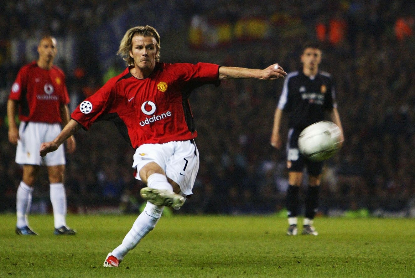 David Beckham usando tiara à época em que atuava pelo Manchester United, em 2003 (Foto: Getty Images)