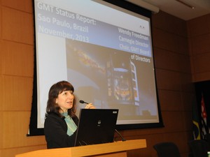 Wendy Freedman, presidente do GMT, apresenta projeto na Fapesp, em São Paulo, nesta quarta-feira (13). (Foto: Eduardo Cesar/FAPESP)