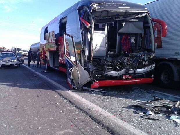 Acidente entre ônibus e caminhão deixa 25 feridos em Limeira (Foto: Notícias de Limeira)