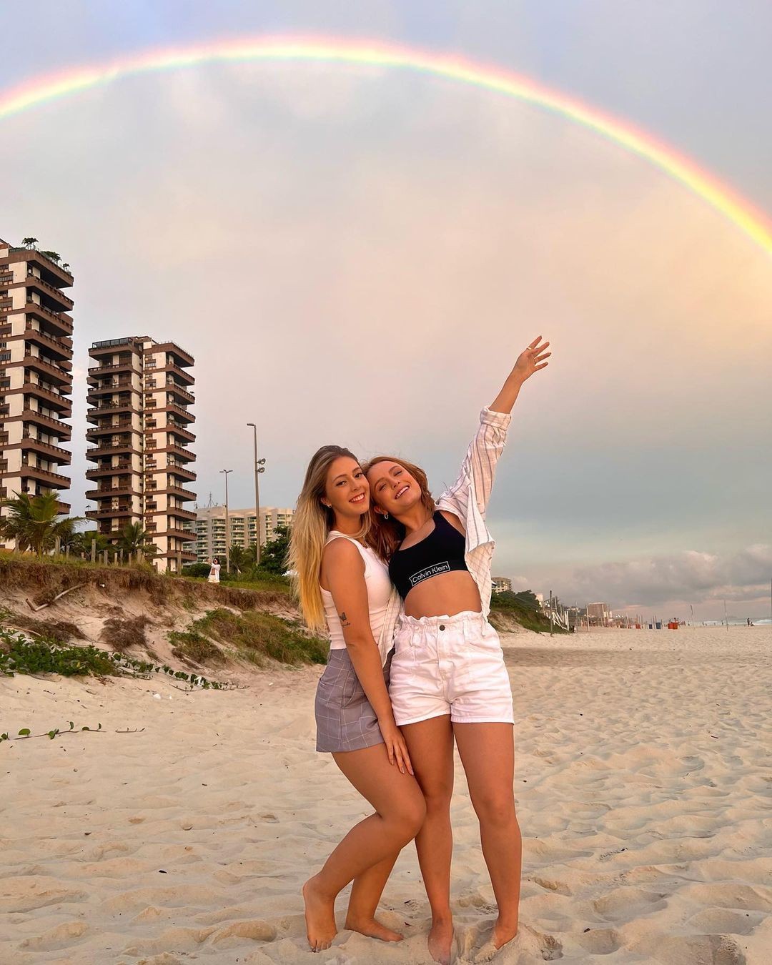 Larissa Manoela passeia na praia com amiga no Rio de Janeiro (Foto: Reprodução Instagram)