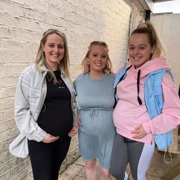 Irmãs engravidaram na ordem das idades (Foto: Reprodução Manchester Evening News/Lynn McGovern)