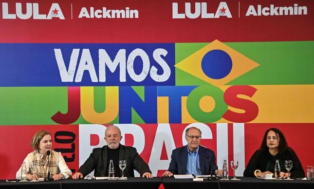 O ex-presidente Lula participa de reunião da coordenação de sua campanha em um hotel em São Paulo nesta segunda (23) ao lado de seu companheiro de chapa, Geraldo Alckmin (PSB), da presidente nacional do PT, Gleisi Hoffmann, e da dirigente do PCdoB, Luciana Santos