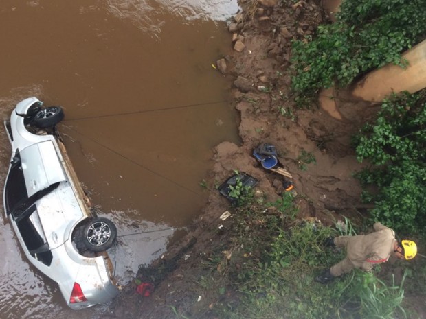 Carro cai no Rio Meia Ponte, em Goiânia, Goiás (Foto: Mariana Boldrin/TV Anhanguera)