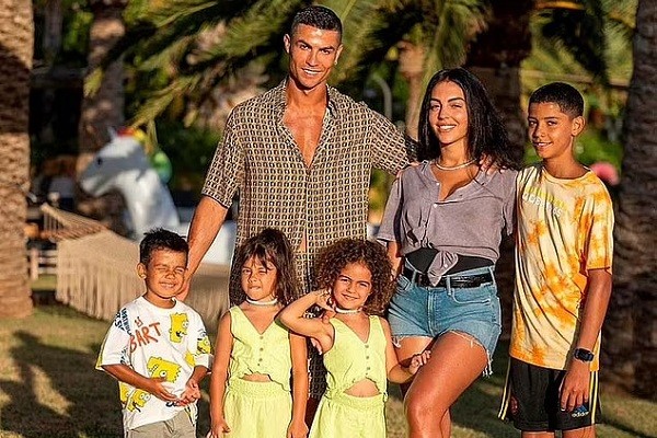 Cristiano Ronaldo com a família durante férias na ilha de Mallorca (Foto: Instagram)