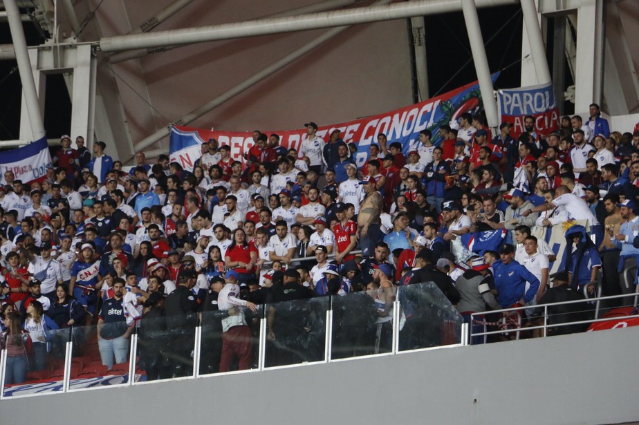 Torcida do Nacional deixa quase 60 cadeiras quebradas apÃ³s confusÃµes no Beira-Rio