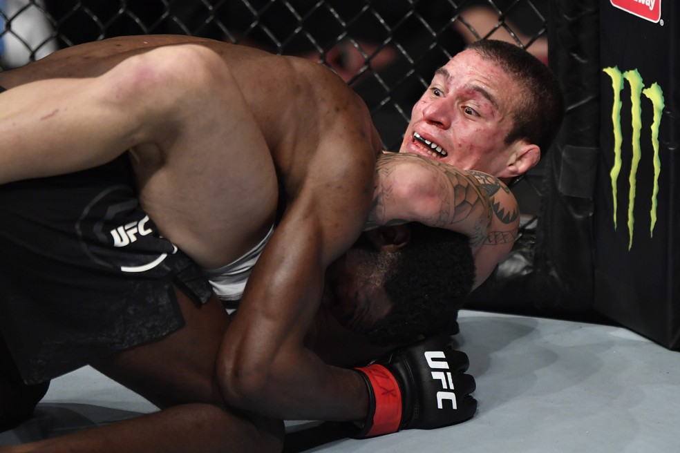 Felipe Cabocão tentou encaixar uma guilhotina em Montel Jackson nos segundos finais — Foto: Getty Images