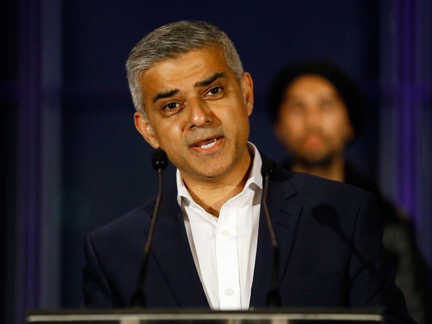Sadiq Khan fala nesta sexta-feira (6) após ter sua vitória anunciada nas eleições de Londres (Foto: Foto AP/Kirsty Wigglesworth)