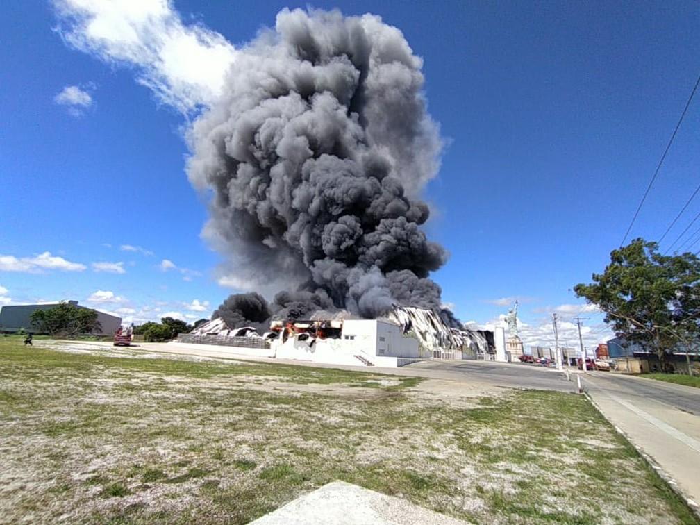 Incêndio atinge loja da Havan, em Vitória da Conquista — Foto: Divulgação/Corpo de Bombeiros