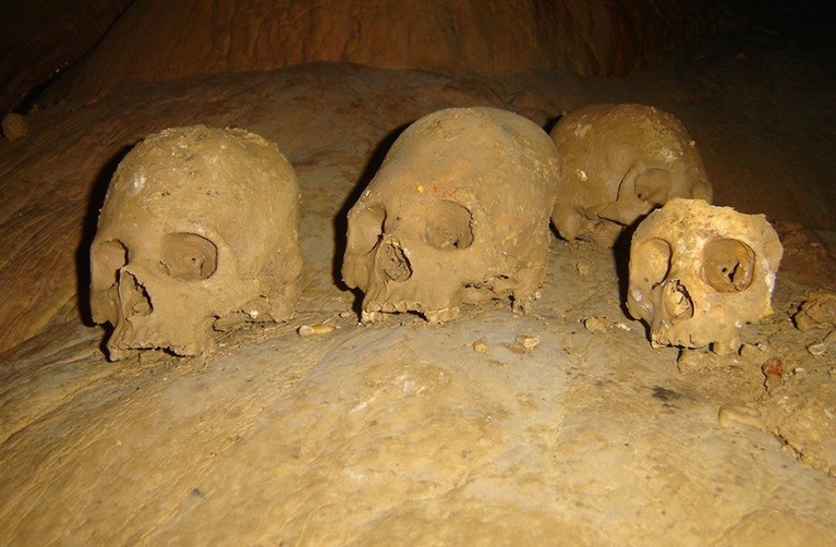 Os esqueletos estavam no interior de caverna utilizada para rituais (Foto: Divulgação/INAH)