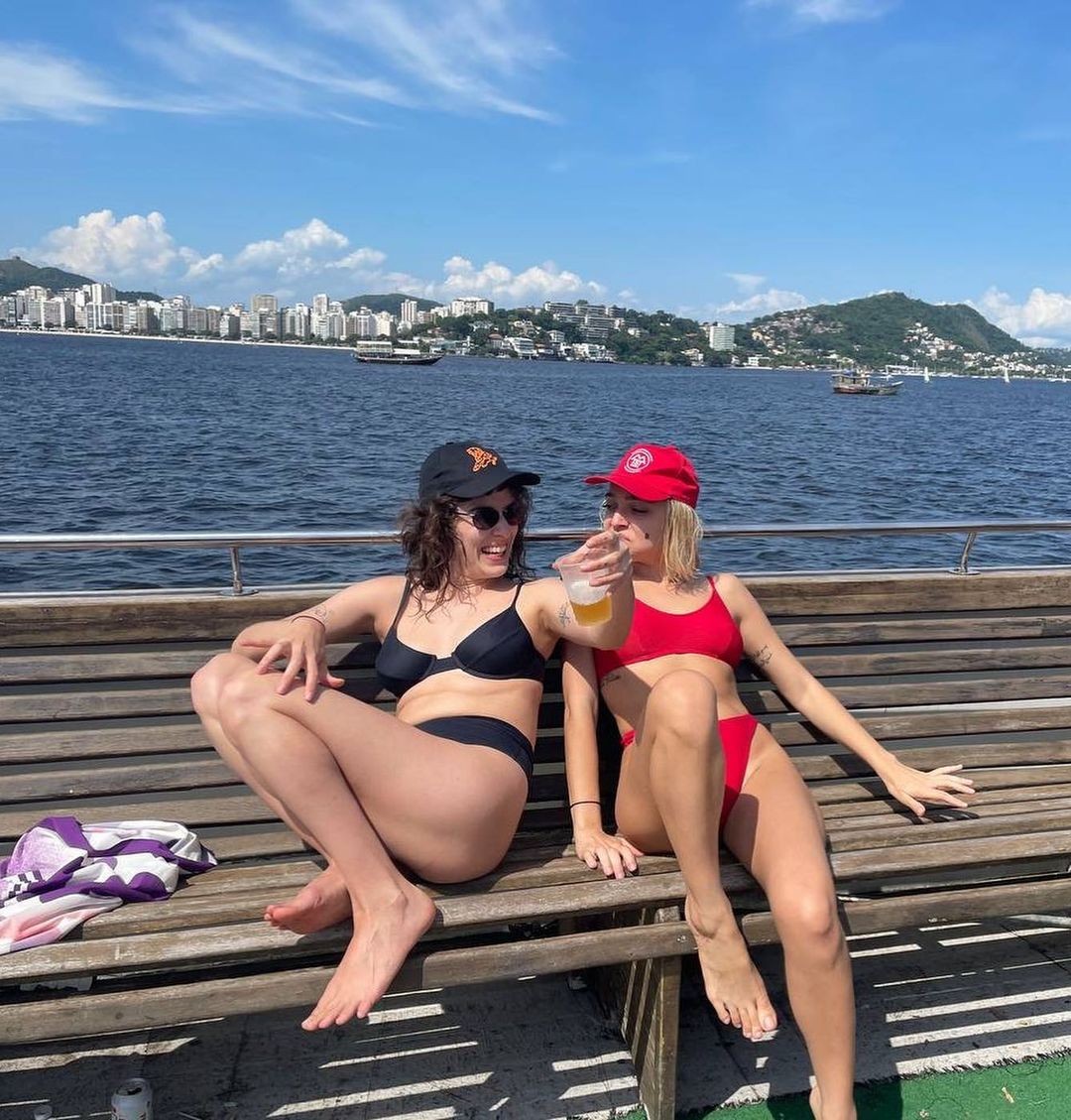 Bella Camero curte dia no mar com amigos (Foto: Reprodução Instagram)