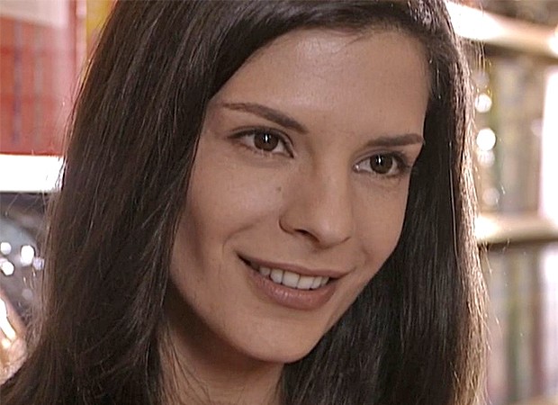 A veterinária Cintia é interpretada por Helena Ranaldi (Foto: Reprodução/ TV Globo)